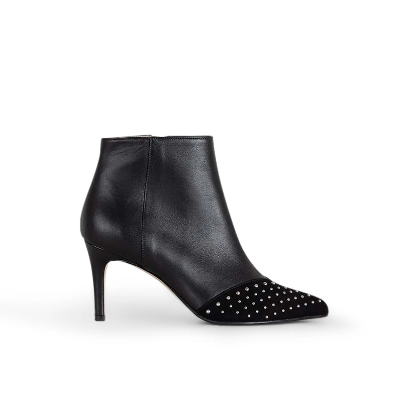 Foxy Studs Black