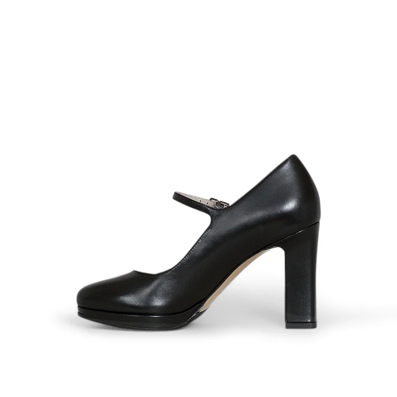 Halle Black - Image 5